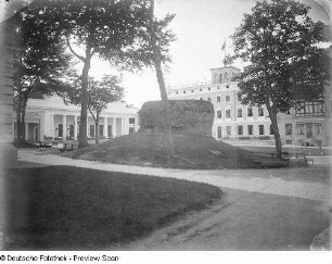 Gedenkstein für die Gründung des 1. deutschen Seebades 1793 durch Friedrich Franz I. : Gedenkstein (Findling von Elmenhorst) für die Gründung des ersten deutschen Seebades 1793 durch Friedrich Franz I. vor Kurhaus (1814-1816; C. T. Severin) und Hotel "Kurhaus" (1795-1796; J. C. H. Seydewitz)