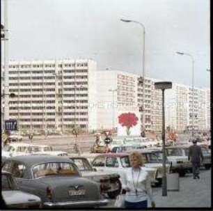 Plattenbauten und Parkplatz in Berlin