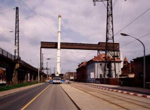 Dresden, Kraftwerk Mitte : Dresden-Altstadt. Heizkraftwerk Mitte (1895, 1926-1928 Umbau und Erweiterung; stillgelegt 1994). Abriß Bandförderbrücke zwischen Kohlenlager und Heizhaus. Abschnitt über der Könneritzstraße