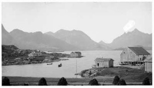 Digermulen auf Hinnöy/Lofoten. Blick auf den Fjord mit Hochseepassagierdampfer "Dampfer Victoria Luise", rechts Speicherhaus und Landungsbrücke