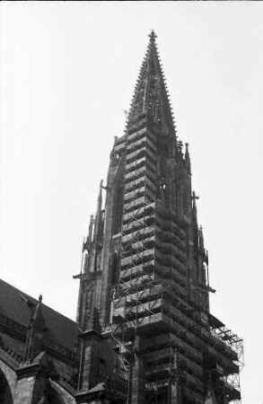Freiburg: Turmtreppe im Gerüst