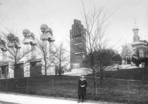 Darmstadt, Mathildenhöhe. Löwentor (1914; A. Müller, B. Hoetger), Hochzeitsturm (1908, J. M. Olbrich) und Russische Kapelle (1897-1899, L. N. Benois)