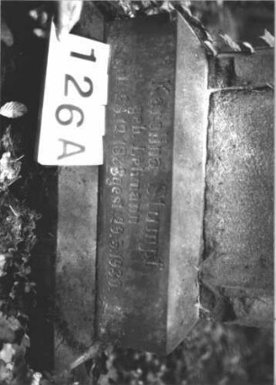 Grabstein 126 (Index: 100112892) Zustand: Inschrifttafel fehlt, Sockel beschriftet Maße HxBxT: 149x67x38 cm: Grabstein 126A