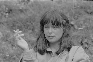 Čičmany. Akt-Pleinair 1980. Die Fotografin Eva Mahn während einer Besprechung