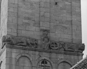 Sitzender bärtiger Mann mit Radkreuz, flankiert von Löwen und Ziegen