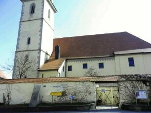 Ansicht von Norden mit Kirche (romanisch-gotisch) über Kirchhofmauer (Wehrgang mit Steinbrüstung und Schießscharten im 18 Jh abgetragen)