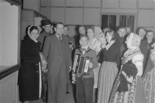 Sorbische Delegation bei Präsidenten der Republik Wilhelm Pieck in Berlin. Teilnehmer der Delegation mit Wilhelm Koenen. : Serbska delegacija na wopyće pola prezidenta Wilhelma Piecka w Berlinje. Wilhelm Koenen z wobdźělnikami delegacije.