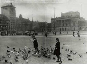 Leipzig, Augustusplatz : Leipzig. Augustusplatz. Nordwest-Ecke mit ehemaligem Bankhaus Kroch (G. Bestekmeyer) und Neuem Theater (K. F. Langhans)