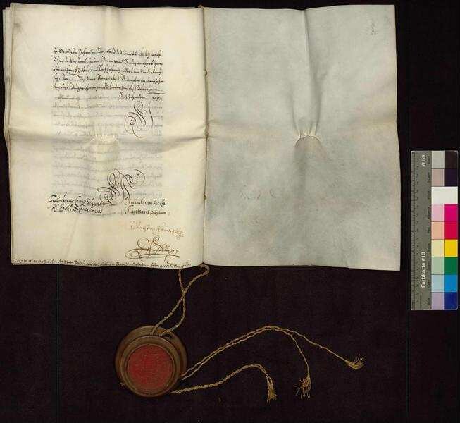 Kaiser Ferdinand II. bestätigt den Vergleich zwischen der Stadt Bautzen und den Erben des Handelsmanns Georg Rohne aus Breslau, den Carl Hannibal Burggraf zu Dohna, Herr der freien Standesherrschaft Wartenberg und auf Bralin und Goschütz, Geheimer Rat und Kammerpräsident in Schlesien, Landvogt des Markgraftums Oberlausitz sowie der Rat der Stadt Breslau auf Bitte des Rates der Stadt Bautzen vom 1. Juni 1628 ausgehandelt haben. Darin wird die Rückzahlung eines Darlehens in Höhe von 12000 Talern geregelt, welches Georg Rohne zum Neujahrsmarkt 1623 der Stadt Bautzen gewährt hat. Erben sind die Witwe Georg Rohnes und die unmündigen Kinder. Maria Rohne, geborene Wunderlich (Rohnin, geborne Wünderlichin) wird durch Gottfried Biedermann, Wenzel Rohne und Christoph Glogau vertreten, der Rat zu Bautzen durch Johann Arnold, Rat des Herzogs von Münsterberg, mit Mandat vom 19. Februar 1629. Mit Zins und Zinseszins sind 19.000 Talern zurückzuzahlen. | Digitalisierung: Stadtarchiv Bautzen