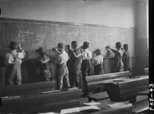 Schüler an der Tafel : Dresden, Schüler an der Tafel im Klassenzimmer