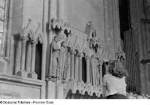 Renate Rössing beim Fotografieren der rechten Wand des Westchors