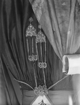 Schürzenschmuck zur festlichen Frauentracht