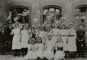 Frohburger Schulfest 1912, Mädchengruppe mit Rüschenhauben und Bänderstöcken