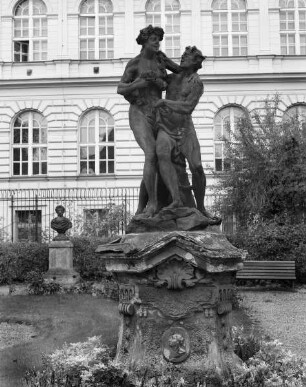 Statuengruppe als Veranschaulichung von Winter und Frühling.
