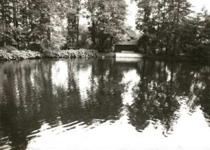 Schlettau, Schloßplatz. Schlosspark. Pavillon. Ansicht über den Schlossteich