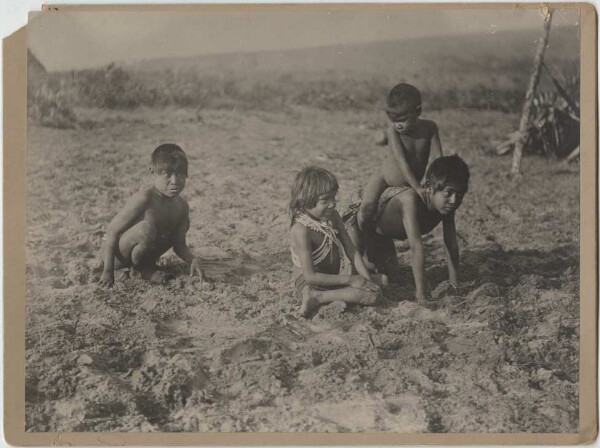 Enfants jouant à Kalugare dans la région des sources du Jauru (Paressi-Kabiši)