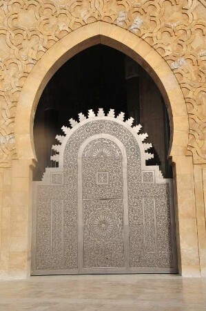 Casablanca - Moschee Hassan II. : Die zwischen 1987 und 1993 erbaute Moschee Hassan II. bietet 25 000 Personen im Innenraum Platz. Das Minarett ist mit 200 m das höchste der Welt. Aufgenommen in Casablanca am 11. Oktober 2009. Foto Uwe Gerig