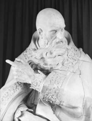 Der heilige Augustinus : Permoser, Balthasar. Der heilige Augustinus. Lindenholz, geschnitzt, weiß gefaßt; Höhe ca. 204 cm. Dresden, 1724/1725. Detail: Hüftstück. Dresden: Katholische Hofkirche