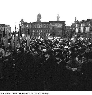 Dresden-Altstadt, Neumarkt, Gedenkkundgebung anläßlich des 35. (?) Jahrestages der Zerstörung Dresdens an der Ruine der Frauenkirche