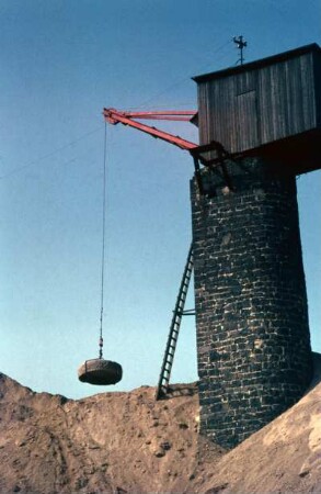 Mühlstein an einem Kran