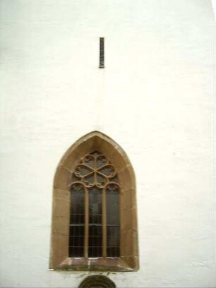 Kirchturm - Ansicht von Osten-Turmchor mit Gotischem Maßwerkfenster - im Mittelgeschoß Schlitzscharte