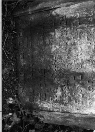 Grabstein 220 (Index: 100100363) Maße HxBxT: 85x55x10 cm Symbolik: Sterne Besonderheit: Kindergrab: Grabstein 220A