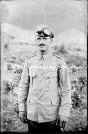 Soldat auf einem Feld, 1. Weltkrieg