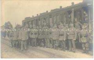 Soldaten vor der Fahrt an die Front