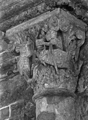 Basilisk vor Figur auf einem Fabeltier