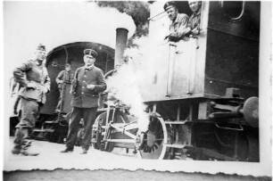 Originalfoto von Maschinenmeister Mathias Wannenmacher (1900 - 1977), Zugführer Bonifatius Bayler (1874-1951), "d"-Maschine, Personenwagen CC22 von 1908