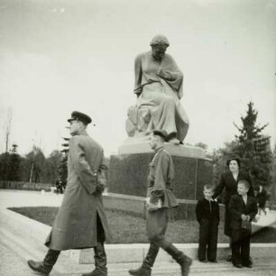 Sowjetisches Ehrenmal: Russische Mutter Heimat. Sowjetische Offiziere mit Angehörigen beim Rundgang