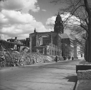 Dresden nach der Bombardierung vom 13./14. Februar 1945. Ringstraße mit Ruine der Reformierten Kirche. Blick zum Turm des Neuen Rathauses