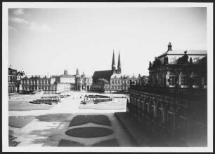 Dresden, Zwinger : Dresden-Altstadt. Zwinger (1709-1728; M. D. Pöppelmann, B. Permoser). Blick vom Wallpavillon nach Süden über den Zwingerhof gegen Glockenspielpavillon, Taschenbergpalais, Sophienkirche und Porzellanpavillon