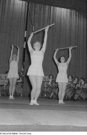 Auftritt einer Gymnastikgruppe in der Kongresshalle