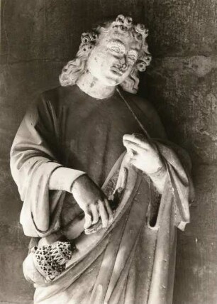 Standbild des Weihrauchschwingers (Sankt Zacharias, Diakon?) : Standbild des Weihrauchschwingers (Sankt Zacharias, Diakon?). Sandstein; Höhe ca. 2,10 m (um 1250). Hüftstück. Meißen, Dom St. Johannis und St. Donatus, Achteckbau