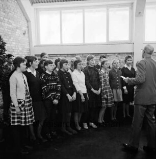 Volksschule: Neubau: Turnhalle: Einweihung: Schulchor bei Gesangsvortrag: rechts Schulleiter Bruno Mählmann