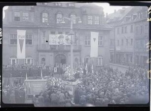 Kundgebung auf dem Marktplatz anläßlich der Einweihung des Gedenksteines für Ernst Schneller am 14.09.1952 : Kundgebung auf dem Marktplatz anläßlich der Einweihung des Gedenksteines für Ernst Schneller