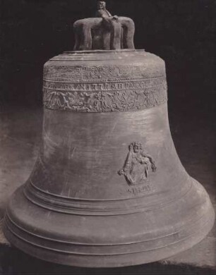Katholische Kirche. Glocke gegossen 1777 umgegossen 1931