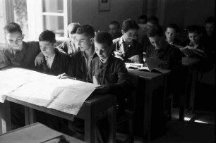 Bukarest: Zeitungsjungen in der Schule