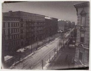 Ohne Titel (Dämmerung im Winter, Blick aus der Zille-Wohnung in Richtung Nordwest auf die Sophie-Charlotten-Straße, mit Eckhaus an der Potsdamer Straße)