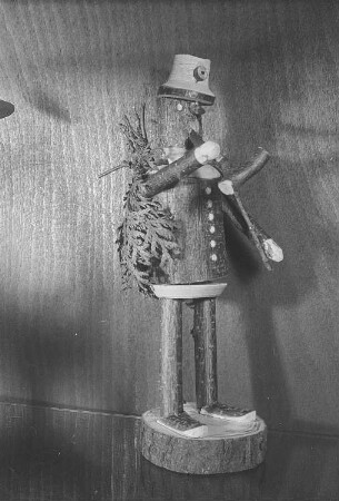 Holzfigur in der Ausstellung weihnachtlicher Volkskunstarbeiten des Stadtgeschichtlichen Museums