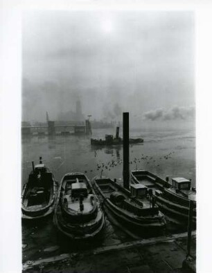 Hamburg. Hafen. Winter. Schlepper liegen im teilweise vereisten Hafenbecken vor Anker
