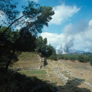 Theater (Ruine), Megalopolis : Megalopolis. Seitlicher Eingang ins Theater, Ende 4. Jh. v. Chr. Mauerflucht des Thersileions, um 370 v. Chr. VKK-Braunkohle-Kraftwerk