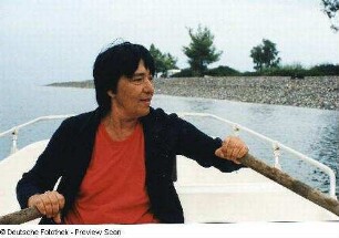 Frau beim Rudern in einem Boot