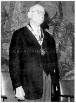 Robert Schuman erhält den Karlspreis der Stadt Aachen
