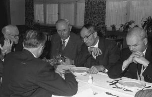 Freiburg: Probst Grüber, Vizepräsident Lücking, Niemöller, Vizepräsident des Kirchlichen Außenamts Stratenwerth
