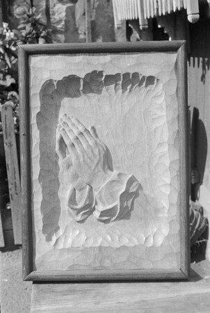 Religiöses Holzschnitzerei (Betende Hände) : Pobožny motiw wuměłskeje drjeworězby : Guhrow / Góry