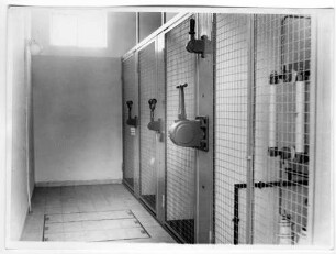 Hochspannungs- Umspannwerk mit Lasttrennschaltern, Schaltanlagen und Transformatoren, hier: Ansicht mehrerer Zellen