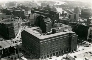 Hamburg. Blick auf die Bebauung der Altstadt nach Osten gesehen. Aufgenommen vom Turm der Hauptkirche St. Petri. Im Vordergrund das 1938 errichtete Pressehaus, heute Helmut-Schmidt-Haus.