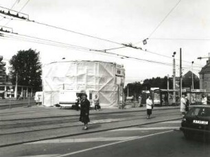 Dresden-Altstadt, Postplatz. Straßenbahnhaltestellen mit eingerüstetem zentralen Wartehäuschen